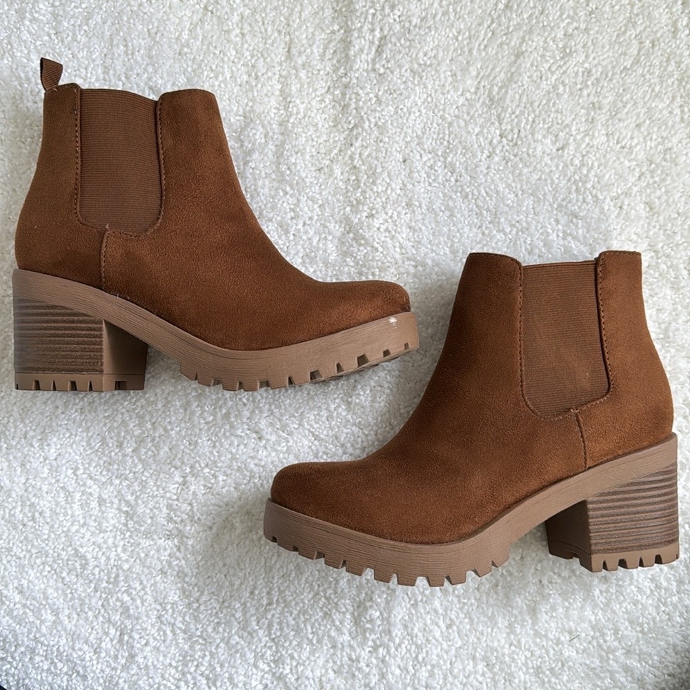 Brown suede chunky Chelsea boot size 7.5
